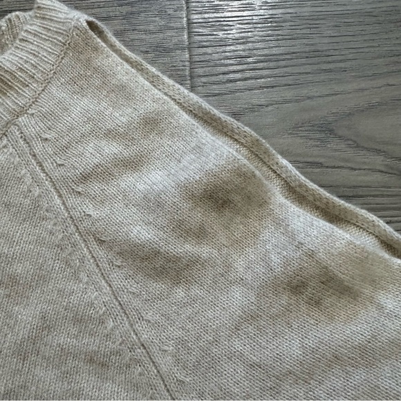 Saks Fifth Avenue 100% Cashmere Sweater Cold Shoulder Cream Beige Pullover Sz L - Picture 13 of 13